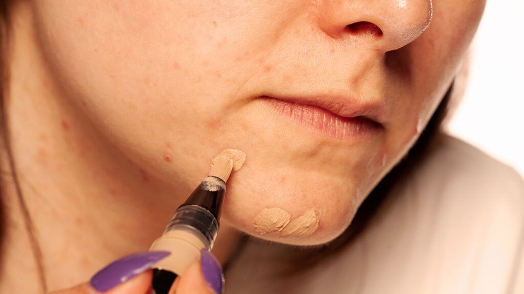 Cacher les rougeurs avec du maquillage